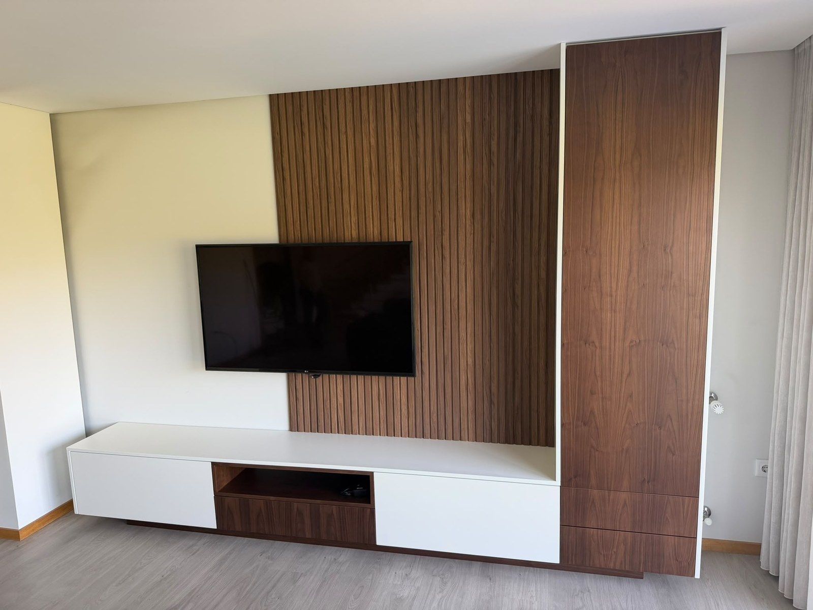 Móvel de TV por medida com painel ripado em madeira