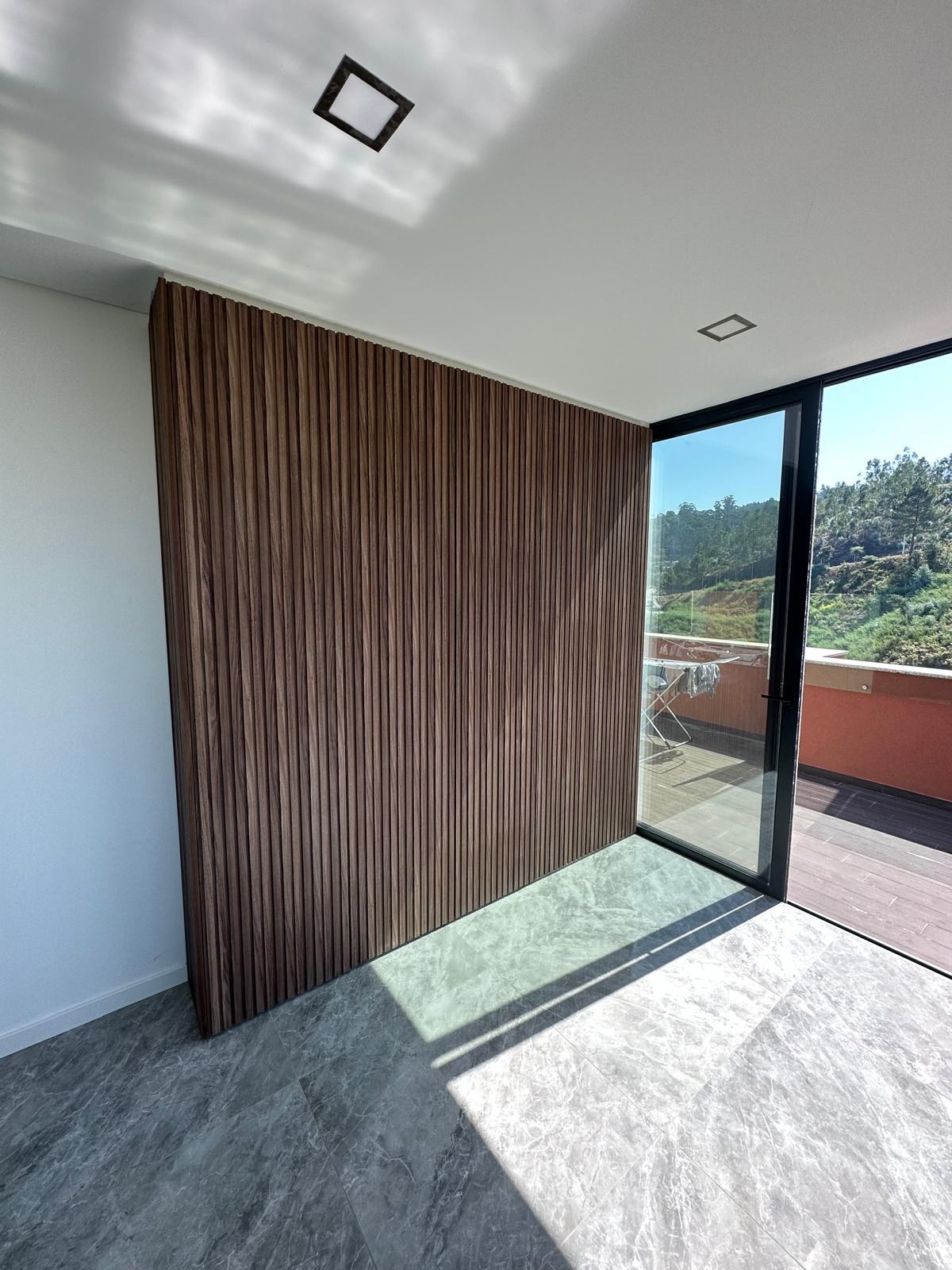Revestimento de parede com painel ripado em madeira
