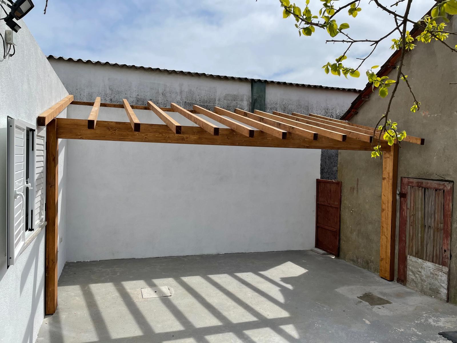 Pérgola em madeira num espaço exterior