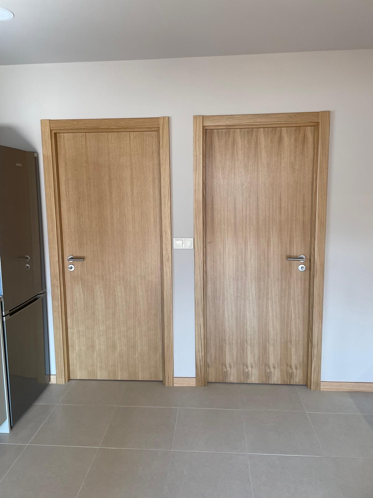 Portas interiores em madeira com aros a condizer