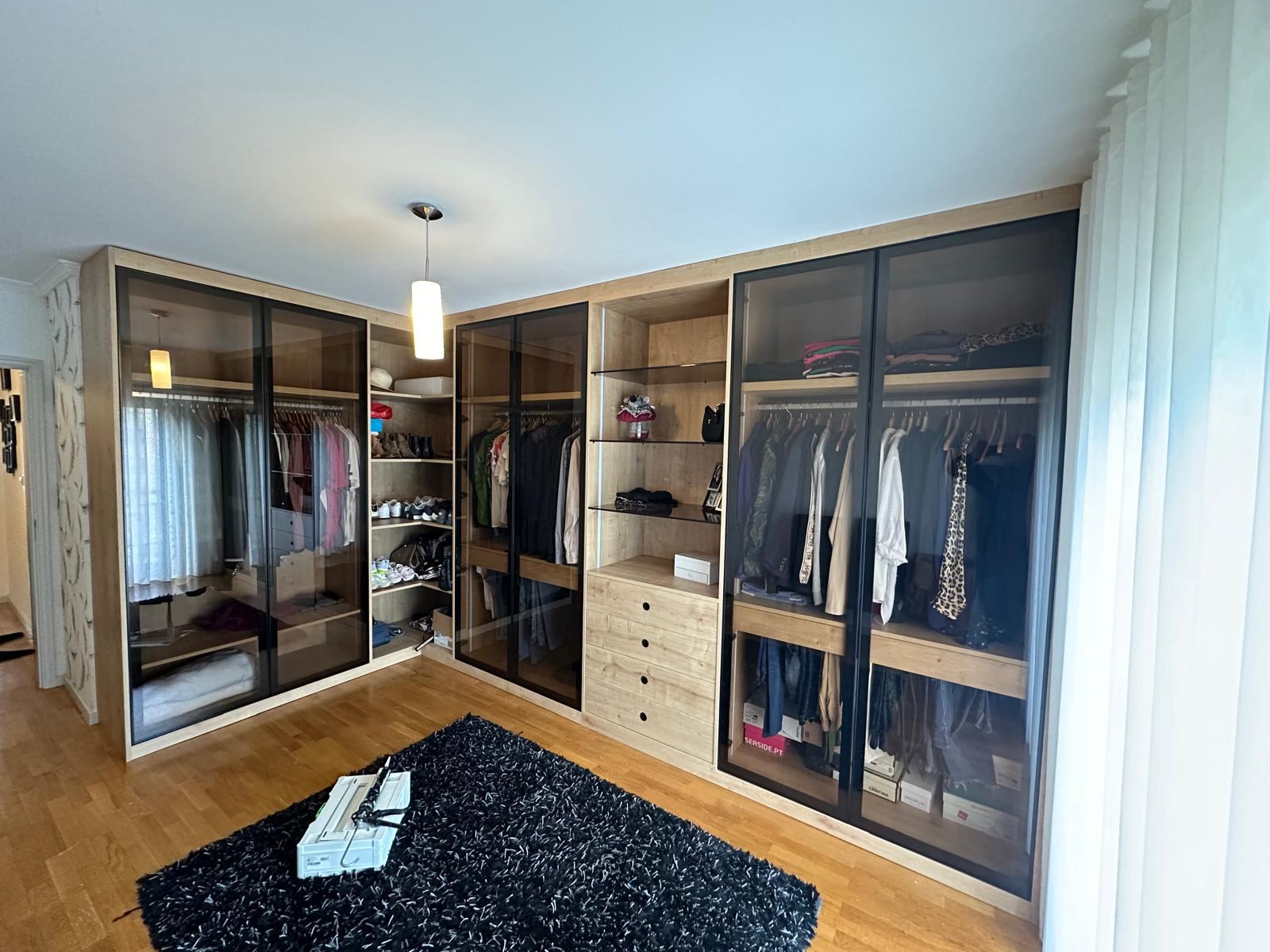 Roupeiro por medida com portas de vidro e organização interior