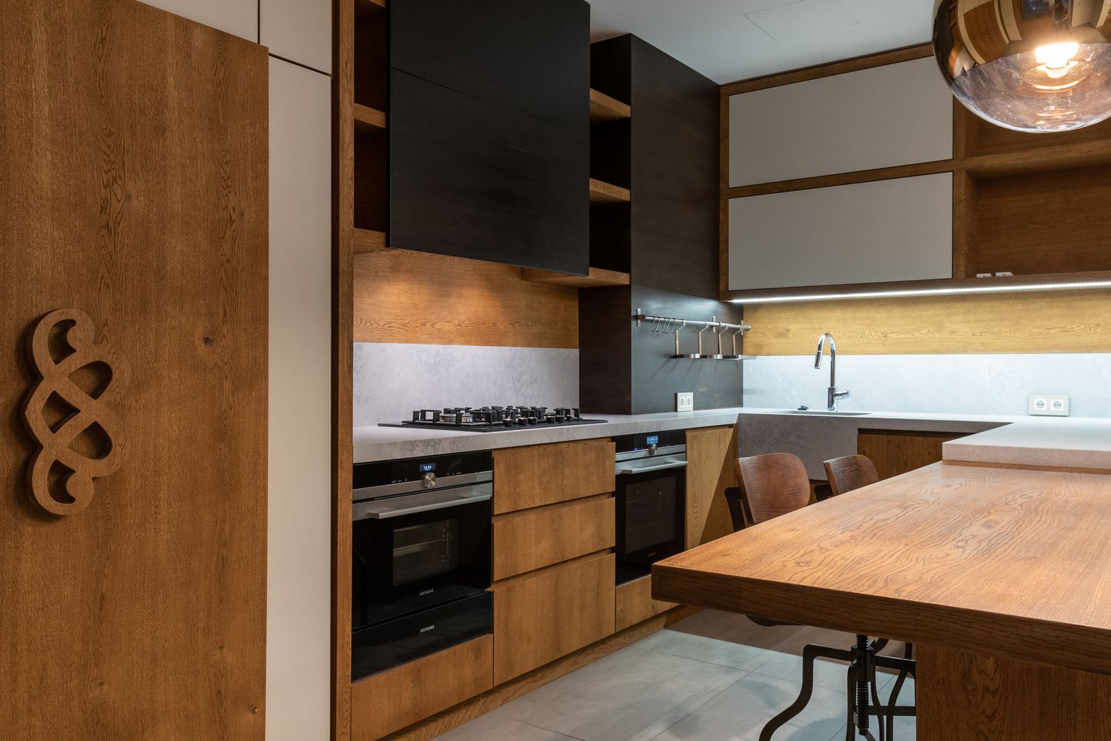Cozinha contemporânea com armários e acabamentos em madeira